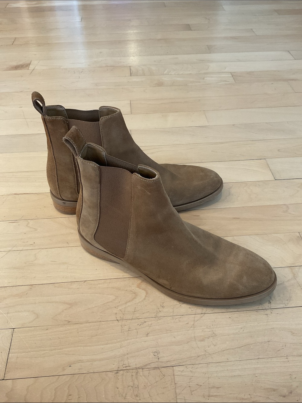 Everlane - Tan Suede Chelsea Boots made in Italy 🤎